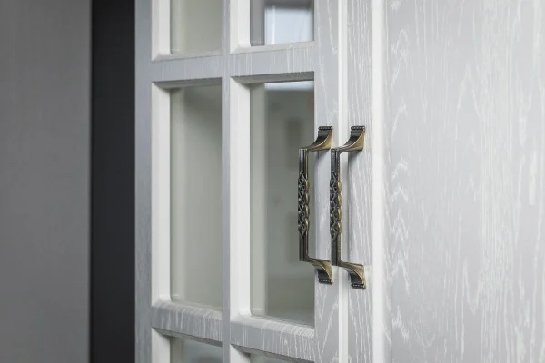 Шкаф-витрина Ливерпуль ясень ваниль/белый